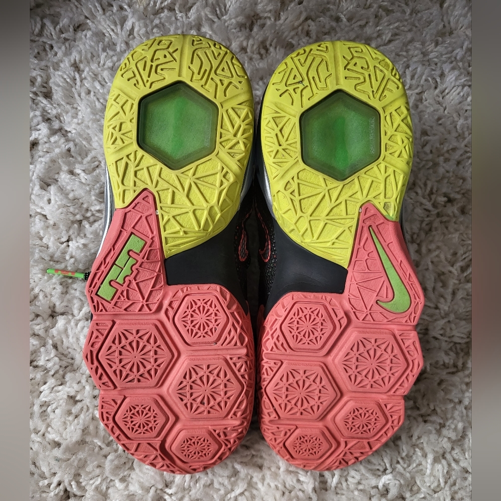 Nike Lebron Earned shoes - Picture 5 of 9